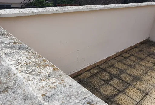 Konservierungs- und Reparaturarbeiten an einer Außenmauer im Gebiet Albena