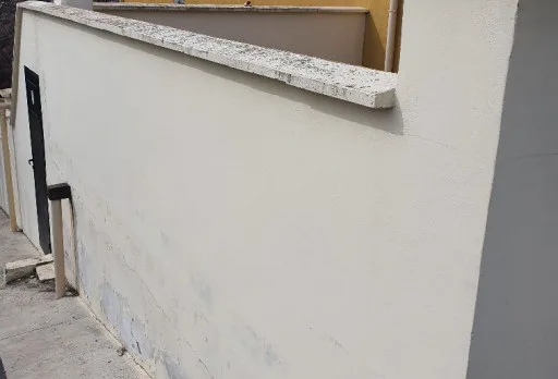 Konservierungs- und Reparaturarbeiten an einer Außenmauer im Gebiet Albena