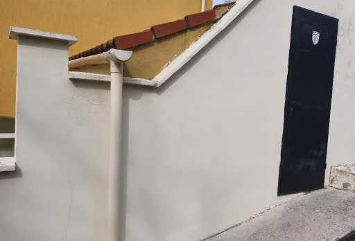 Konservierungs- und Reparaturarbeiten an einer Außenmauer im Gebiet Albena