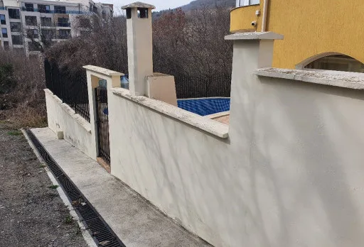 Konservierungs- und Reparaturarbeiten an einer Außenmauer im Gebiet Albena