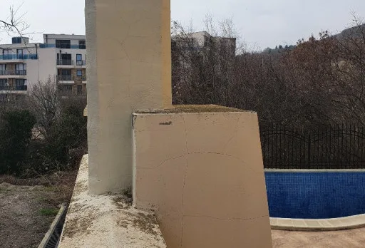 Konservierungs- und Reparaturarbeiten an einer Außenmauer im Gebiet Albena