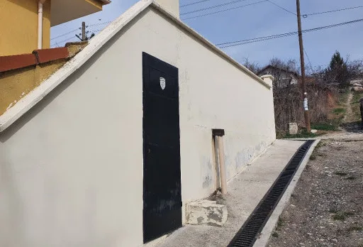 Konservierungs- und Reparaturarbeiten an einer Außenmauer im Gebiet Albena