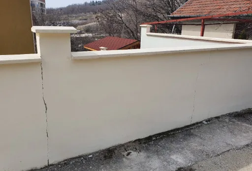 Konservierungs- und Reparaturarbeiten an einer Außenmauer im Gebiet Albena