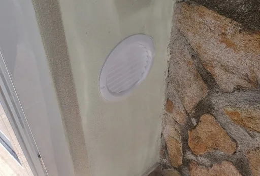Konservierungs- und Reparaturarbeiten an einer Außenmauer im Gebiet Albena