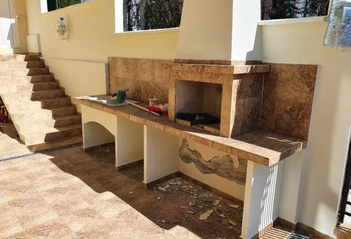 Konservierungs- und Reparaturarbeiten an einer Außenmauer im Gebiet Albena