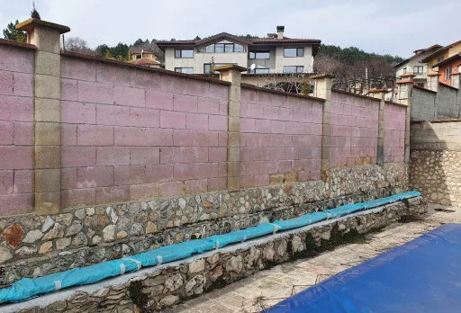 Wasserdichte Isolierung einer Wand im Dorf Rogachevo