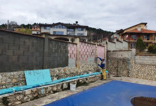 Wasserdichte Isolierung einer Wand im Dorf Rogachevo
