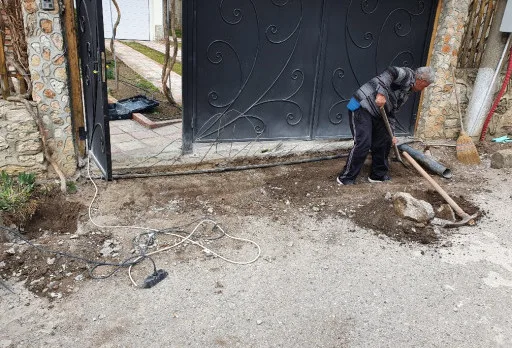 Wasserdichte Isolierung einer Wand im Dorf Rogachevo