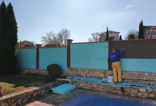 Wasserdichte Isolierung einer Wand im Dorf Rogachevo