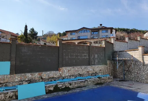 Wasserdichte Isolierung einer Wand im Dorf Rogachevo