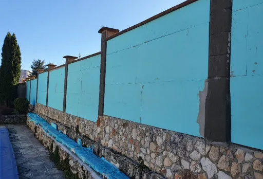 Wasserdichte Isolierung einer Wand im Dorf Rogachevo