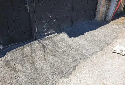 Wasserdichte Isolierung einer Wand im Dorf Rogachevo