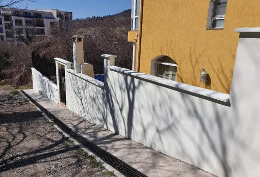 Konservierungs- und Reparaturarbeiten an einer Außenmauer im Gebiet Albena