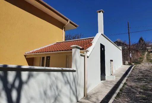 Konservierungs- und Reparaturarbeiten an einer Außenmauer im Gebiet Albena