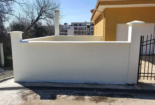 Konservierungs- und Reparaturarbeiten an einer Außenmauer im Gebiet Albena