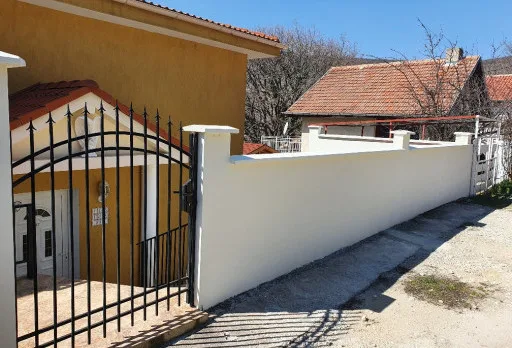 Konservierungs- und Reparaturarbeiten an einer Außenmauer im Gebiet Albena