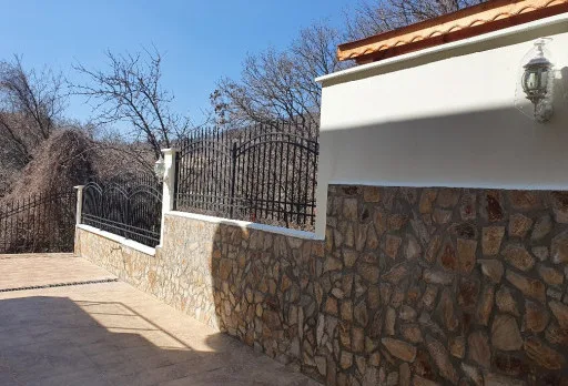 Konservierungs- und Reparaturarbeiten an einer Außenmauer im Gebiet Albena