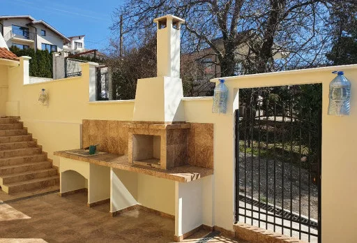 Konservierungs- und Reparaturarbeiten an einer Außenmauer im Gebiet Albena