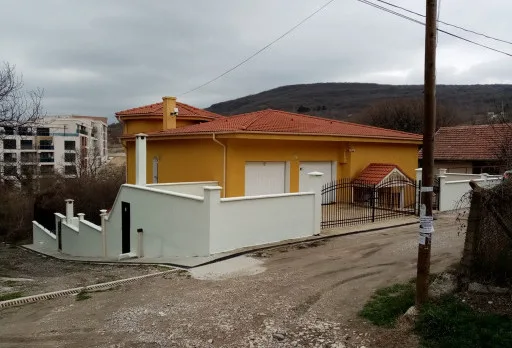 Konservierungs- und Reparaturarbeiten an einer Außenmauer im Gebiet Albena