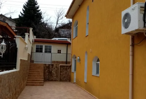 Konservierungs- und Reparaturarbeiten an einer Außenmauer im Gebiet Albena