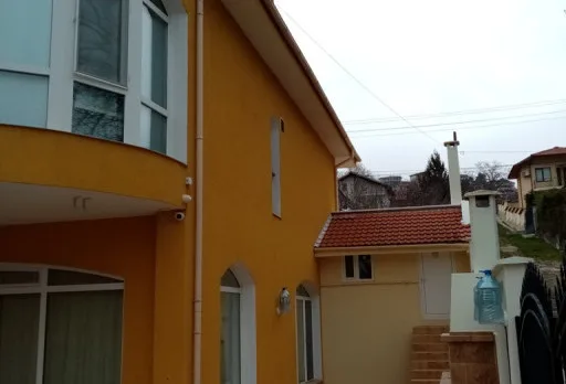 Konservierungs- und Reparaturarbeiten an einer Außenmauer im Gebiet Albena