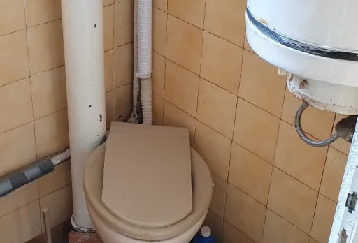 Bau- und Reparaturarbeiten an einem Duschraum in einem Haus in Balchik