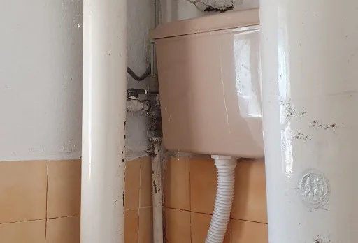Bau- und Reparaturarbeiten an einem Duschraum in einem Haus in Balchik