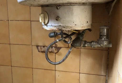 Bau- und Reparaturarbeiten an einem Duschraum in einem Haus in Balchik
