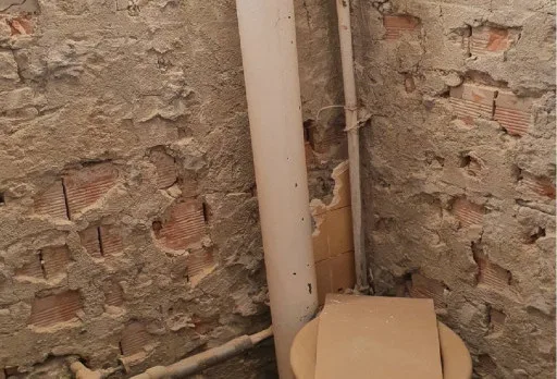 Bau- und Reparaturarbeiten an einem Duschraum in einem Haus in Balchik
