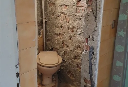 Bau- und Reparaturarbeiten an einem Duschraum in einem Haus in Balchik
