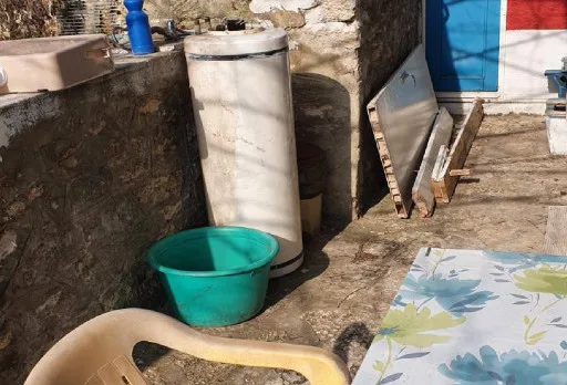Bau- und Reparaturarbeiten an einem Duschraum in einem Haus in Balchik