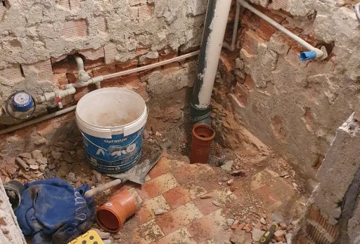 Bau- und Reparaturarbeiten an einem Duschraum in einem Haus in Balchik