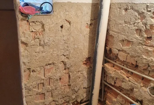 Bau- und Reparaturarbeiten an einem Duschraum in einem Haus in Balchik