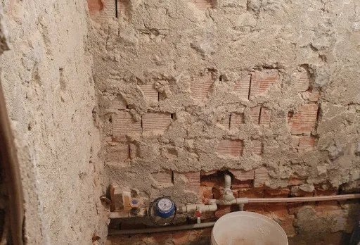 Bau- und Reparaturarbeiten an einem Duschraum in einem Haus in Balchik
