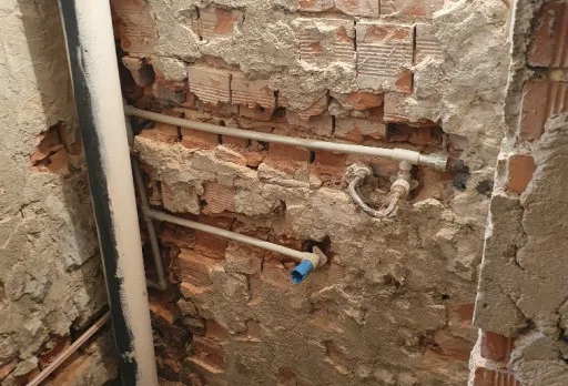Bau- und Reparaturarbeiten an einem Duschraum in einem Haus in Balchik