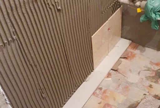 Bau- und Reparaturarbeiten an einem Duschraum in einem Haus in Balchik