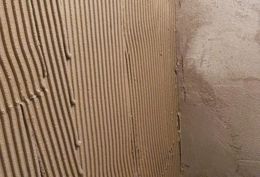 Bau- und Reparaturarbeiten an einem Duschraum in einem Haus in Balchik
