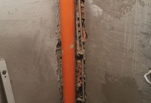 Bau- und Reparaturarbeiten an einem Duschraum in einem Haus in Balchik