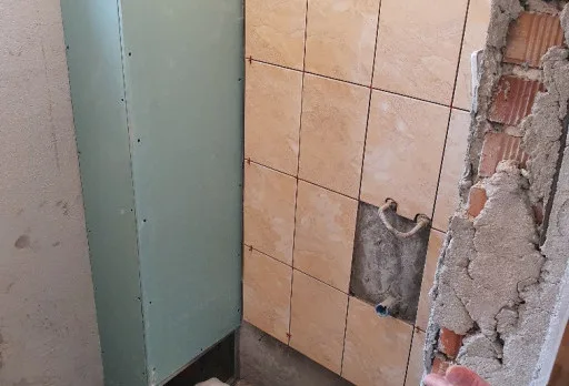 Bau- und Reparaturarbeiten an einem Duschraum in einem Haus in Balchik