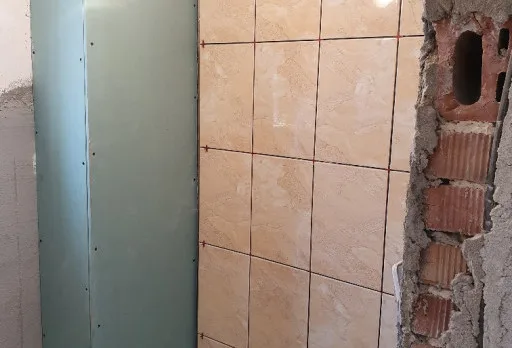 Bau- und Reparaturarbeiten an einem Duschraum in einem Haus in Balchik