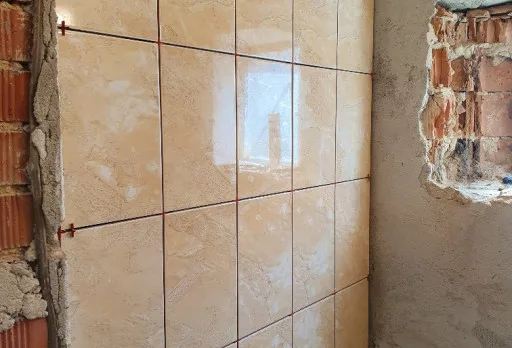 Bau- und Reparaturarbeiten an einem Duschraum in einem Haus in Balchik