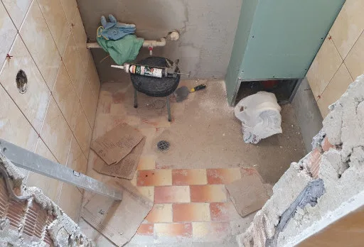 Bau- und Reparaturarbeiten an einem Duschraum in einem Haus in Balchik