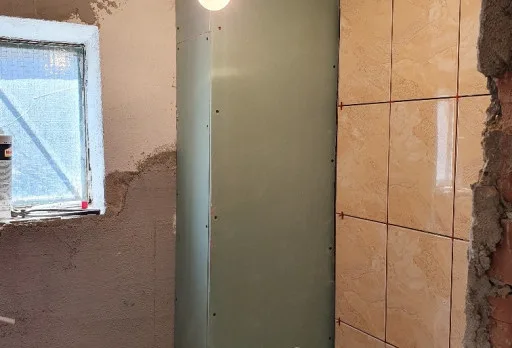 Bau- und Reparaturarbeiten an einem Duschraum in einem Haus in Balchik