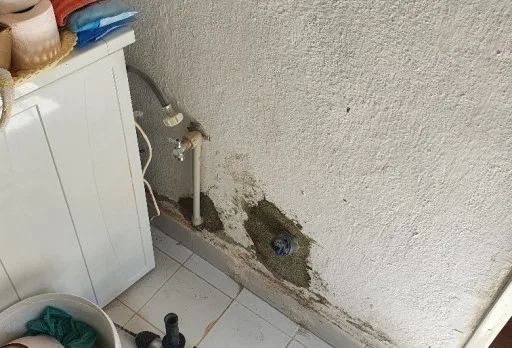 Bau- und Reparaturarbeiten an einem Duschraum in einem Haus in Balchik