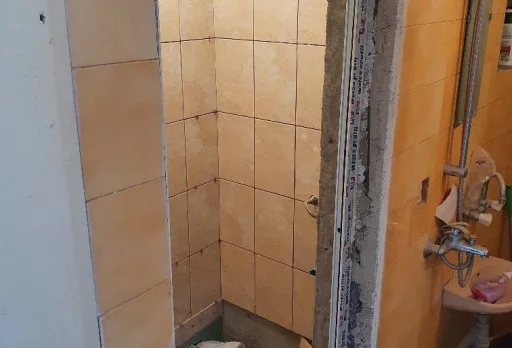 Bau- und Reparaturarbeiten an einem Duschraum in einem Haus in Balchik