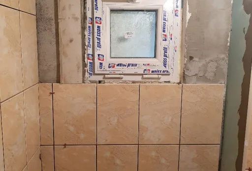 Bau- und Reparaturarbeiten an einem Duschraum in einem Haus in Balchik