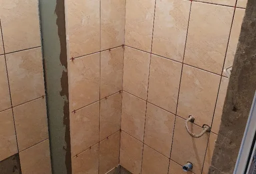 Bau- und Reparaturarbeiten an einem Duschraum in einem Haus in Balchik