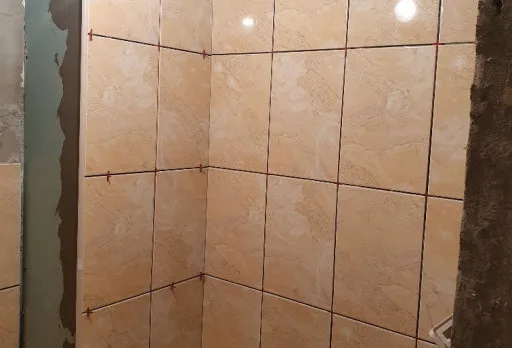Bau- und Reparaturarbeiten an einem Duschraum in einem Haus in Balchik