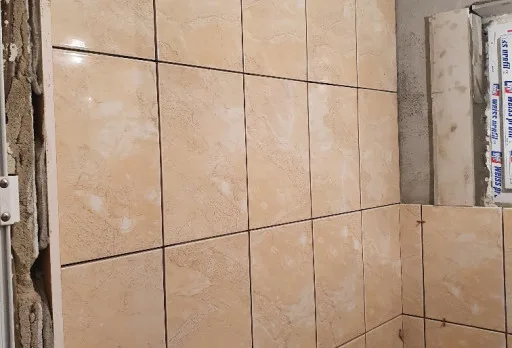 Bau- und Reparaturarbeiten an einem Duschraum in einem Haus in Balchik