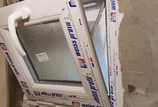 Bau- und Reparaturarbeiten an einem Duschraum in einem Haus in Balchik